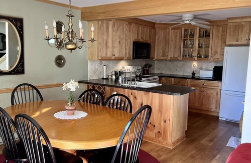 Wilmington House | Sun-filled retreat on Haystack Golf Course