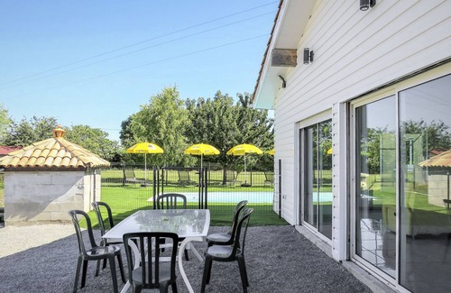 Civrac-en-Medoc House | Sun House by Interhome
