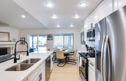 Chandler House | Sun-Kissed Delight. 3 King Bedrooms! Sparkling Pool and Hot Tub. Family Bunk Room!