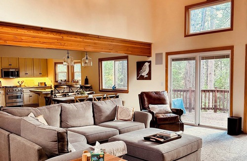 Arnold Cabin | Sun-kissed Serenity or Snow-covered Adventure: Your California Cabin Awaits!