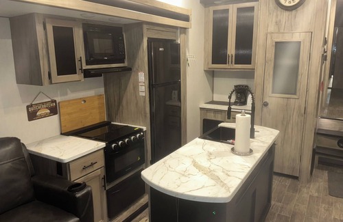 Geneva-on-the-Lake RV Rental | Sun Retreats GOTL Cozy campground in lovely Geneva with AC, WiFi, fitness room