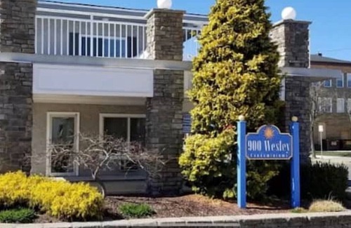 North End Apartment | Sunbeach Condo 900 Wesley Avenue Unit 109