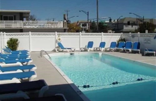 North End Apartment | Sunbeach Condo 900 Wesley Avenue Unit 109