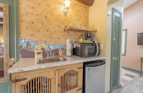 Estes Park Cottage | SunBright Cottage: Fireplace, A/C, Jacuzzi, Private Deck, King Bed