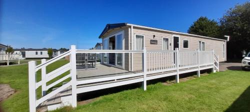 Skegness House | Sunflower 3 Bedroom Mini Lodge at Southview Holiday Park Skegness