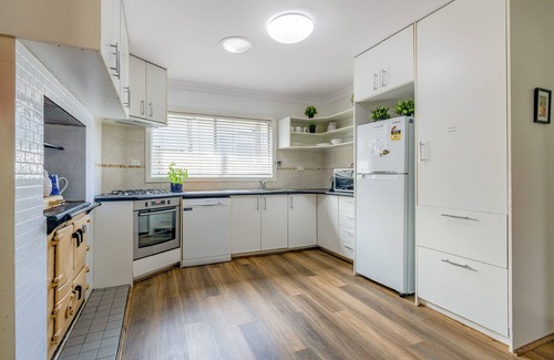 Katoomba House | Sunflower Cottage - relax with spa bath and fireplace
