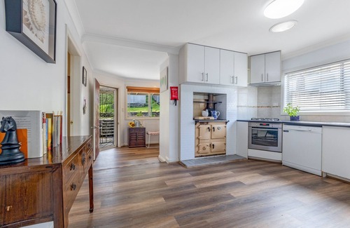Katoomba House | Sunflower Cottage - relax with spa bath and fireplace