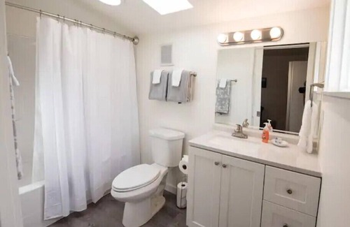 Port Angeles Cottage | Sunflower Cottage in Charming Cherry Hill Neighborhood- 5 Minutes from Downtown