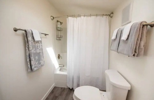 Port Angeles Cottage | Sunflower Cottage in Charming Cherry Hill Neighborhood- 5 Minutes from Downtown
