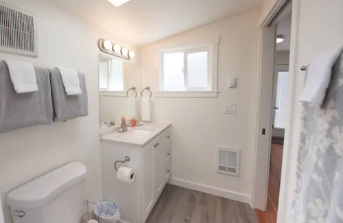 Port Angeles Cottage | Sunflower Cottage in Charming Cherry Hill Neighborhood- 5 Minutes from Downtown