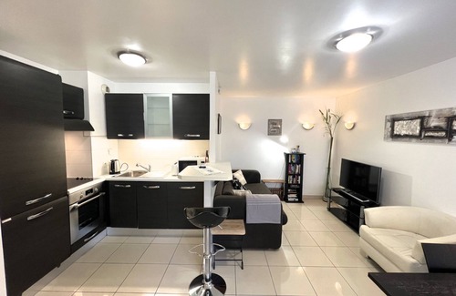 Musicians Quarter Apartment | Sunlight Properties Mirage - Nice Centre With Parking & Terrace