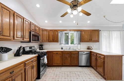 Penfield House | Sunlit 3BDRM in Central Penfield