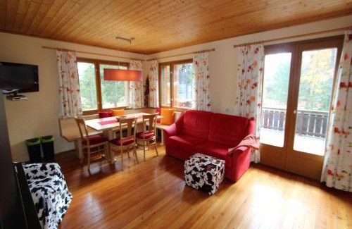 Turracher Hohe House | Sunlit Cabin with Jacuzzi in Turracherhohe