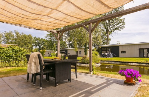 Lochem Ski Chalet | Sunlit Chalet by the Pond