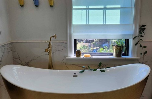 Victoria West Bed & Breakfast | Sunlit Haven Near the Harbour