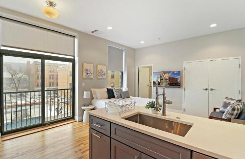 Lake View East Apartment | Sunlit Studio Apt in Chicago - Broadway 301