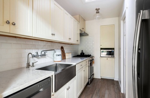 Sylvia Park Cottage | Sunny 2 Bedroom Garden Cottage with Hot Tub on Topanga State Park