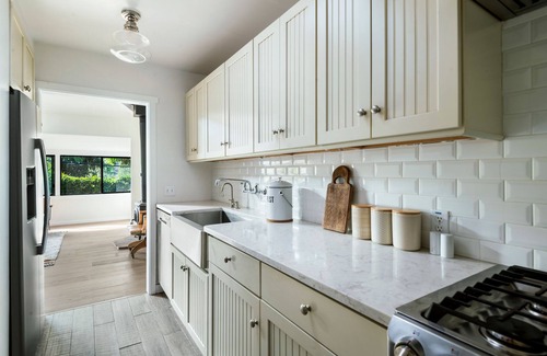 Sylvia Park Cottage | Sunny 2 Bedroom Garden Cottage with Hot Tub on Topanga State Park