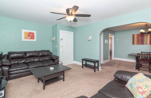 Allmendinger Heights Apartment | Sunny, 2Br flat, minutes from Big House
