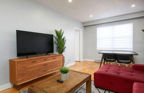 Cote-Des-Neiges—Notre-Dame-De-Grace Apartment | Sunny 2BR unit in Montreal