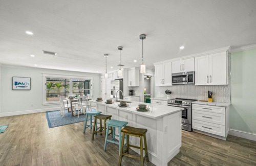 West Bradenton House | Sunny Breeze! Pool, Guest House and Games!