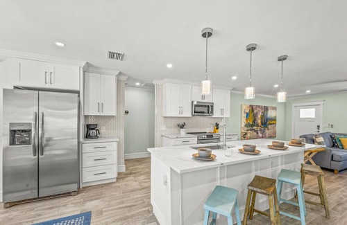 West Bradenton House | Sunny Breeze! Pool, Guest House and Games!