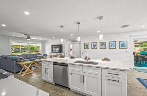 West Bradenton House | Sunny Breeze! Pool, Guest House and Games!