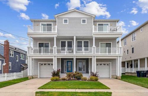 Brigantine House | Sunny Brigantine Townhome Walk to Beach
