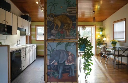 Belmont House | Sunny cheerful house in downtown Belmont