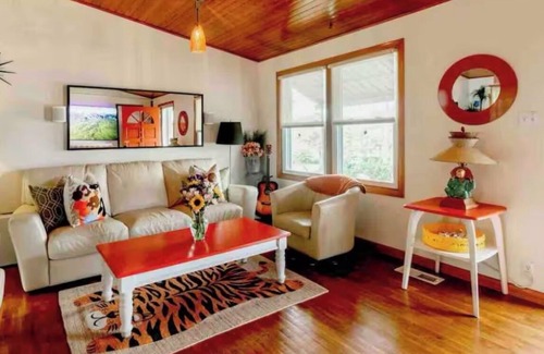 Belmont House | Sunny cheerful house in downtown Belmont