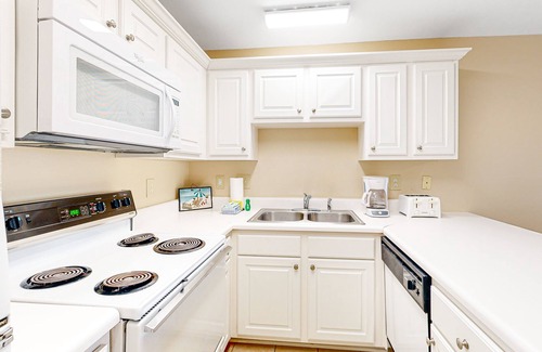 Ono Island Condo | Sunny condo with pool, hot tub, pool views, balcony, & AC