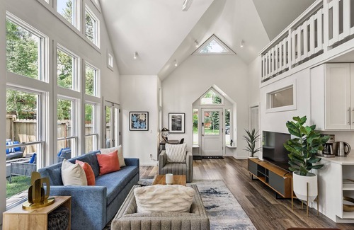 Aspen House | Sunny corner home w/spa & yard. Walk everywhere!