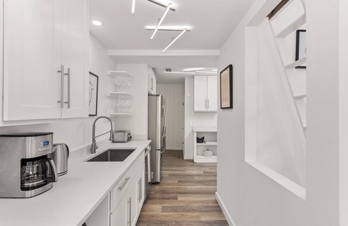 Aspen House | Sunny corner home w/spa & yard. Walk everywhere!