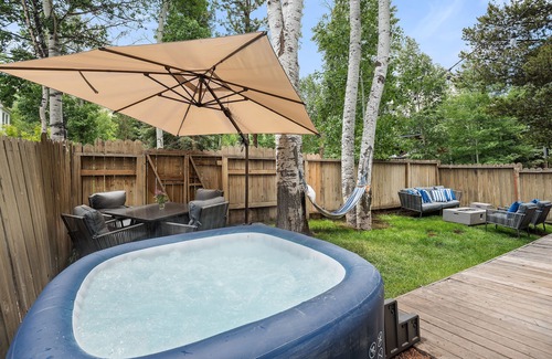 Aspen House | Sunny corner home w/spa & yard. Walk everywhere!
