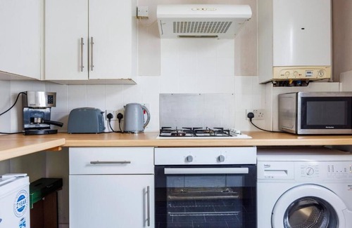 Southend-on-Sea Apartment | Sunny & Cozy 2BR Excellent Location w/WiFi & Netflix by Everhome Ltd
