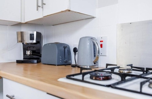 Southend-on-Sea Apartment | Sunny & Cozy 2BR Excellent Location w/WiFi & Netflix by Everhome Ltd