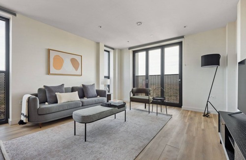 Fairfield Apartment | Sunny Croydon 2BR w/ Gym & Concierge, nr Tube, by Blueground