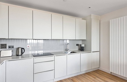 Fairfield Apartment | Sunny Croydon 2BR w/ Gym & Concierge, nr Tube, by Blueground