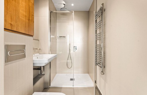 Fairfield Apartment | Sunny Croydon 2BR w/ Gym & Concierge, nr Tube, by Blueground