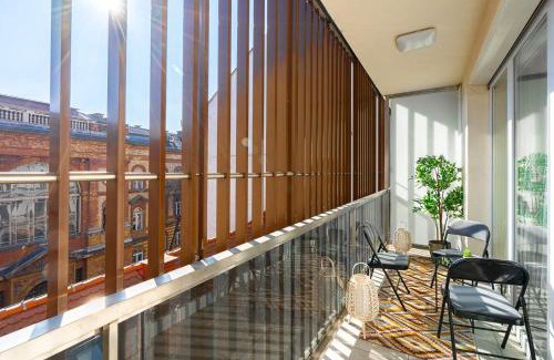 Palace District Apartment | Sunny Designer Studio close to New York Cafe