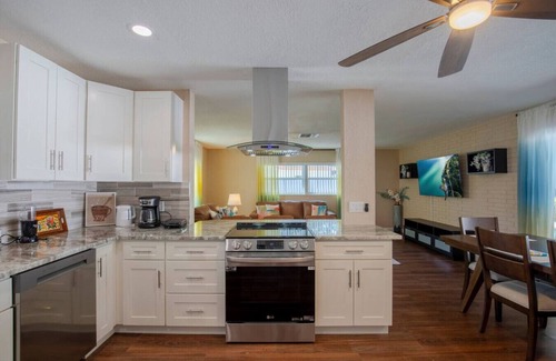 Seminole Apartment | Sunny Escape-Heated Pool