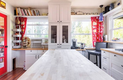 Bellingham House | Sunny Guestroom in private home. Seasonal Hot Tub & Pool!