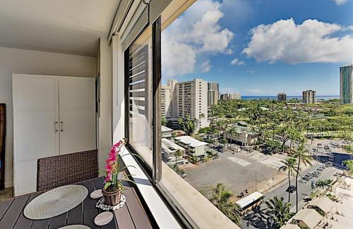 McCully - Moiliili House | Sunny Hawaiian Monarch Studio