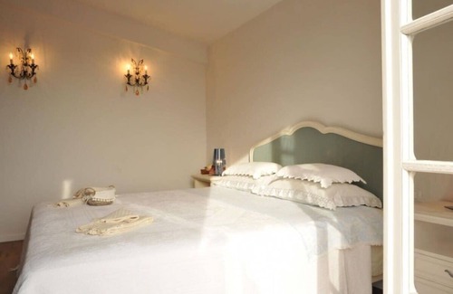 Castelnuovo Magra Villa | Sunny Hill Villa surrounded by Mediterranean Trees