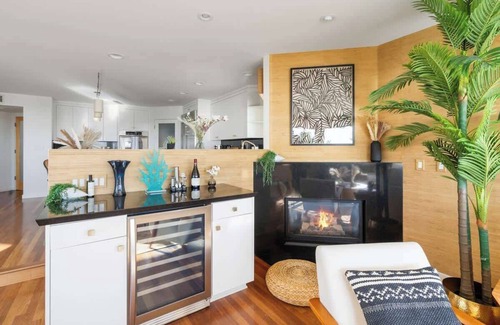 The Strand House | Sunny Home by the Beach | Free Parking
