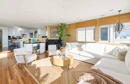 The Strand House | Sunny Home by the Beach | Free Parking