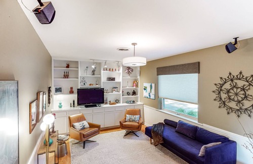 Allandale House | Sunny home in quiet neighborhood, w/ full kitchen, fenced yard, & backyard deck!