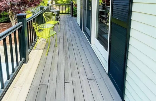 Port Angeles House | Sunny & Immaculate Upper-Level Apartment