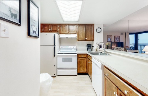 North Ocean City Condo | Sunny, inviting condo near the beach with balcony, pools & gym