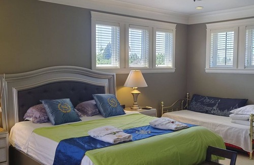 Surrey Bed & Breakfast | Sunny Island by White Rock B&B Luxury Family Harbour 3B3B